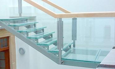 Стеклянные ступени и стеклянная площадка на лестнице купить в Нижнем Новгороде