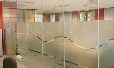 Стеклянные перегородки в офис, частично матированные купить в Нижнем Новгороде
