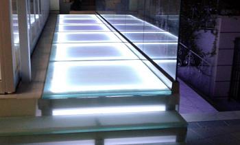 Стеклянный подиум со ступенями с подсветкой в Нижнем Новгороде. Готовые проекты ПерилаГлавСнаб