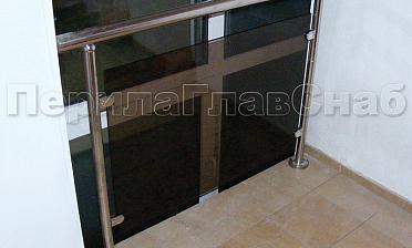 Ограждения со стеклом с крепление в пол окна на лестничной площадке купить в Нижнем Новгороде