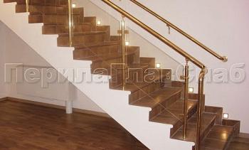 Ограждение лестницы с прозрачным стеклом, стойками и поручнем из латуни в Нижнем Новгороде. Готовые проекты ПерилаГлавСнаб