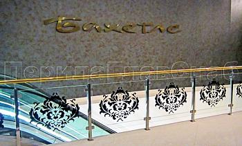 Ограждение лестницы на квадратных стойках с латунным поручнем в Нижнем Новгороде. Готовые проекты ПерилаГлавСнаб