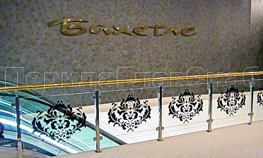 Ограждение лестницы на квадратных стойках с латунным поручнем купить в Нижнем Новгороде