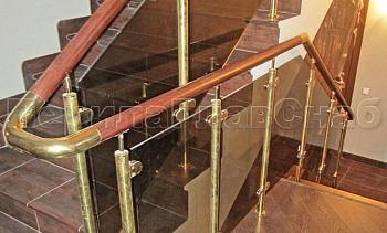 Ограждение лестницы со стеклом, тонированным в массе, стойки и завязки поручня из латуни в Нижнем Новгороде. Готовые проекты ПерилаГлавСнаб