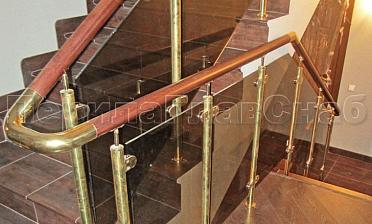 Ограждение лестницы со стеклом, тонированным в массе, стойки и завязки поручня из латуни купить в Нижнем Новгороде