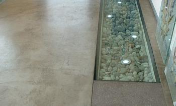 Стеклянный пол в квартиру с декоративной композицией в Нижнем Новгороде. Готовые проекты ПерилаГлавСнаб