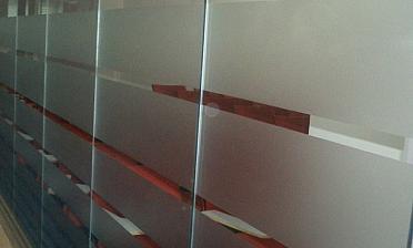 Стеклянные перегородки в офисе с закаткой пленки купить в Нижнем Новгороде
