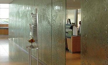 Стеклянные перегородки с декоративным рельефом в офисе купить в Нижнем Новгороде