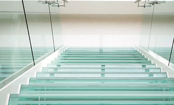 Стеклянные ступени на косоурной лестнице в доме в Нижнем Новгороде. Готовые проекты ПерилаГлавСнаб