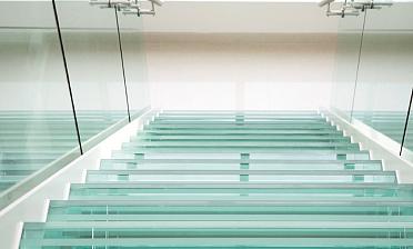 Стеклянные ступени на косоурной лестнице в доме купить в Нижнем Новгороде