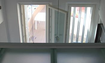 Стеклянное перекрытие из матового стекла на внутреннем балконе в Нижнем Новгороде. Готовые проекты ПерилаГлавСнаб