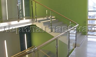 Ограждение с деревянным поручнем, стеклом и стойками купить в Нижнем Новгороде