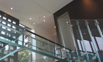 Стеклянные полы на площадке маршевой лестницы в Нижнем Новгороде. Готовые проекты ПерилаГлавСнаб