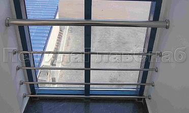 Ограждение на окнах из нержавещей трубы с ригелями купить в Нижнем Новгороде