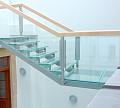 Стеклянные ступени и стеклянная площадка на лестнице в Нижнем Новгороде. Готовые проекты ПерилаГлавСнаб - фото 1